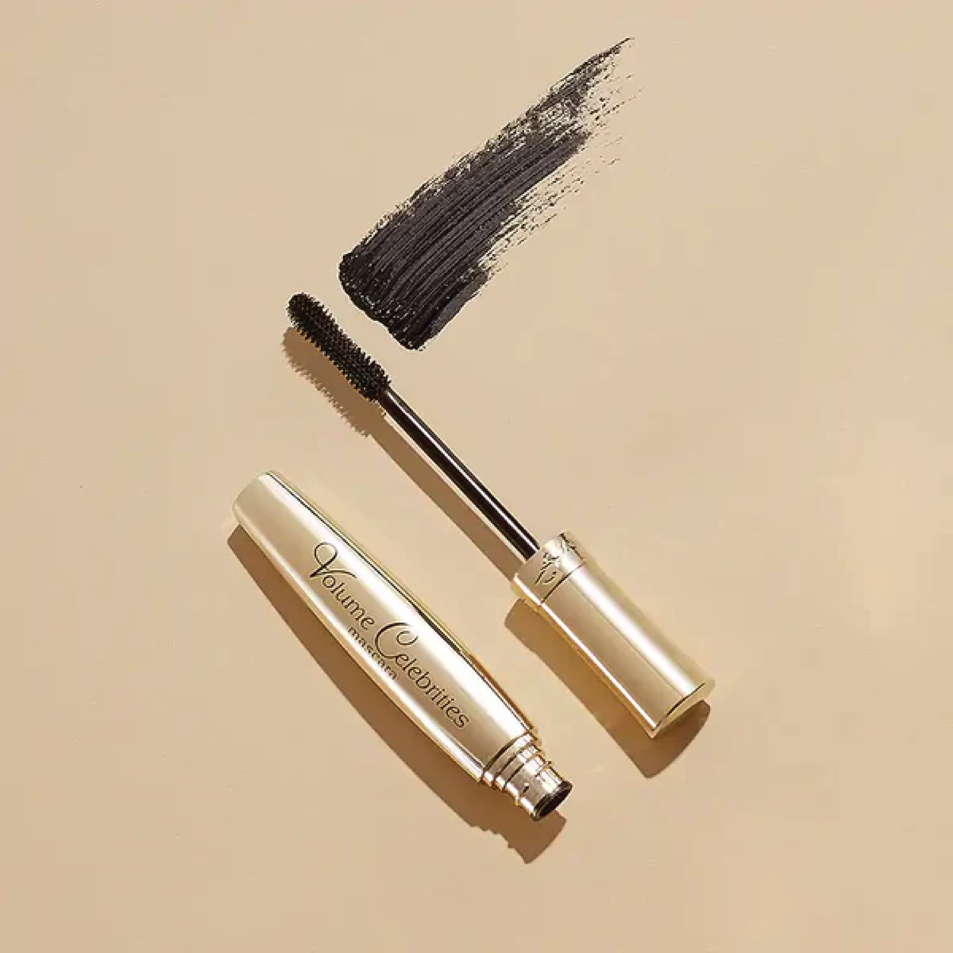 Eveline Máscara Celebrities Black Máscara de pestanas dourada com pincel e traço de cor preta no fundo bege