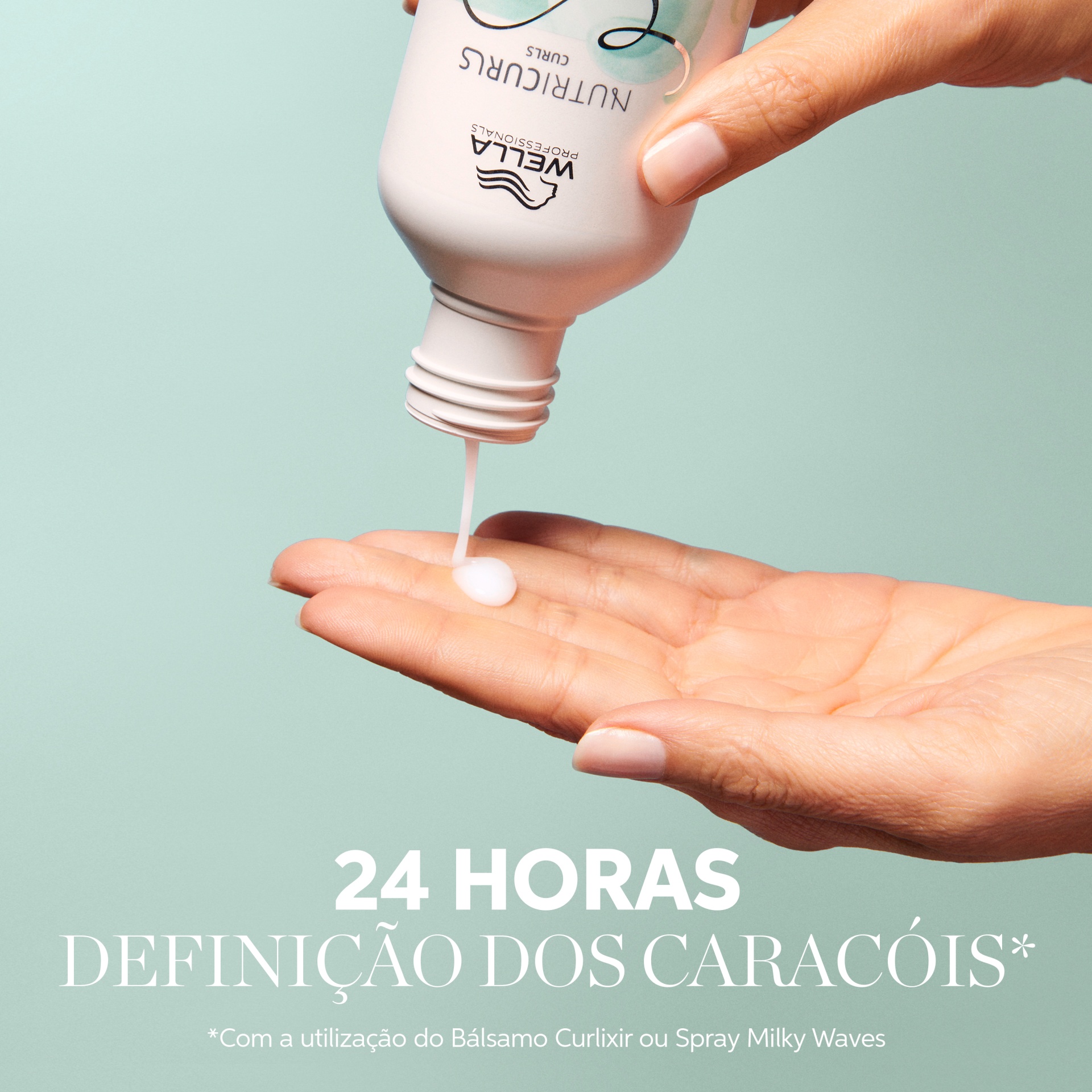 Wella Nutricurls Champô (Para cabelo encaracolado) 250ml Frasco Wella a despejar produto em mão feminina sobre fundo azul claro com texto promocional