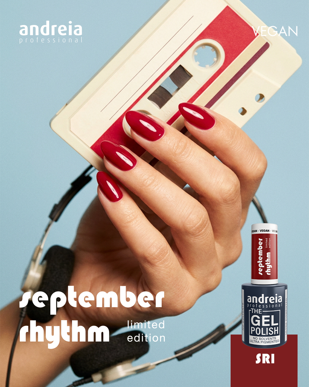 The Gel Polish Andreia SR1 (Vermelho Cereja) Mão com unhas vermelhas segurando cassete vintage e auscultadores, rótulos e verniz gel Andreia