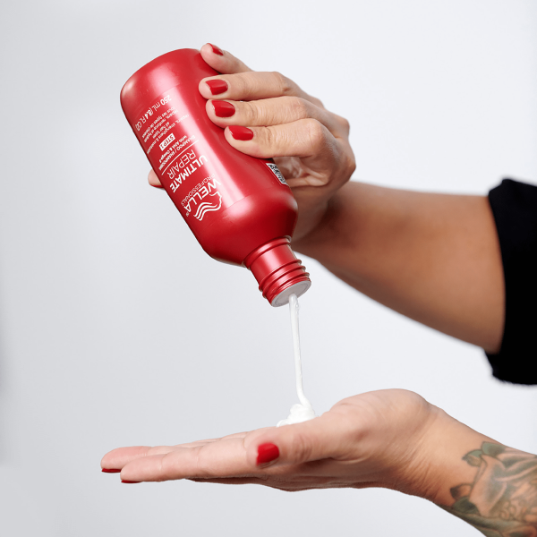 Wella Ultimate Repair Shampoo 250ml Mão a servir creme de embalagem vermelha Wella Professionals Ultimate PECAN