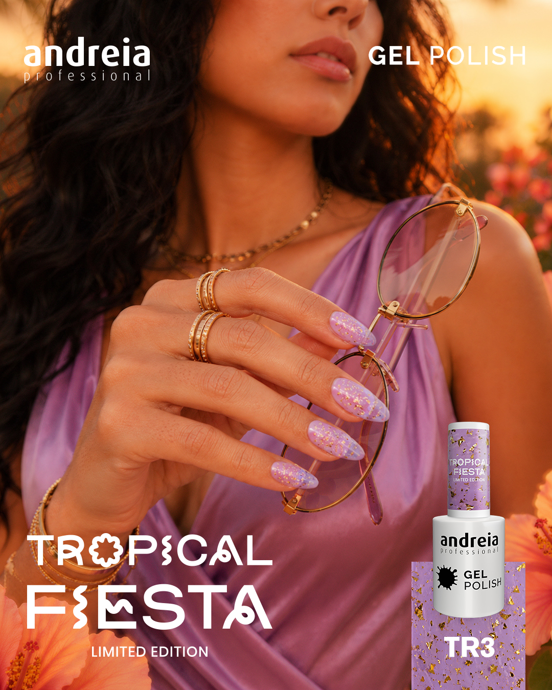 Verniz Gel Andreia Gel Polish TR3 - Roxo Translúcido com foil dourado mulher com unhas decoradas em gel lilás com glitter dourado segurando óculos de sol dourados