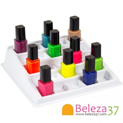 Expositor branco com frascos quadrados de verniz de unhas coloridos