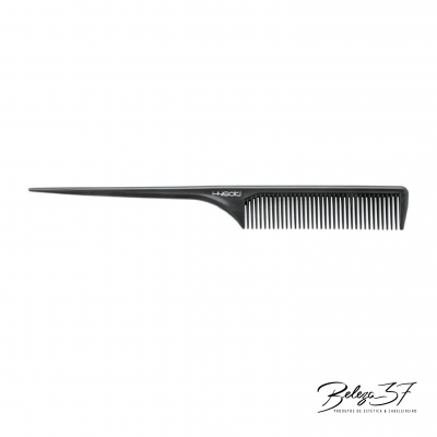 Pente preto de plástico com dentes finos e cabo longo