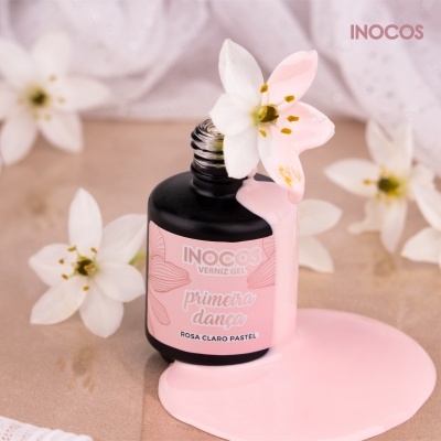 Frasco de verniz gel rosa claro pastel com flores brancas