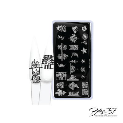 Placa de estêncil para unhas com desenhos florais em branco sobre fundo preto e duas pontas de unhas artificiais brancas decoradas