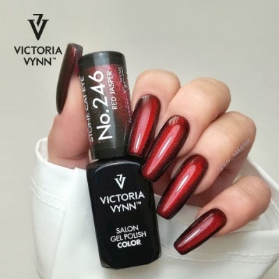 Unhas longas com verniz gel vermelho metalizado e frasco de verniz Victoria Vynn