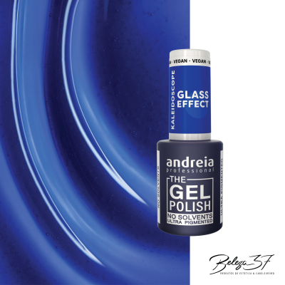 Verniz gel azul Andreia Professional com efeito vidro em fundo azul em espiral