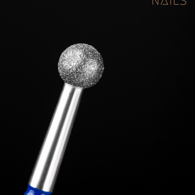 Ferramenta metálica para unhas com ponta esférica prateada e anel azul com fundo preto e texto SAUTE NAILS