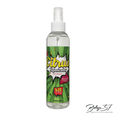 Frasco transparente de higienizador com rótulo verde e texto colorido