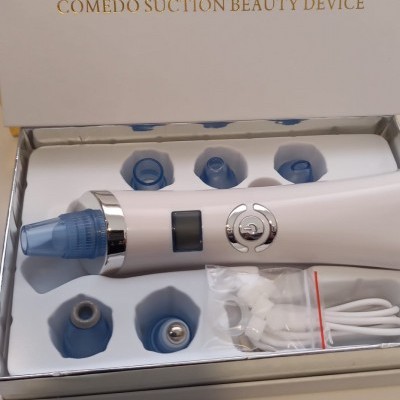Dispositivo de sucção para comedões branco com pontas azuis e acessórios em embalagem branca