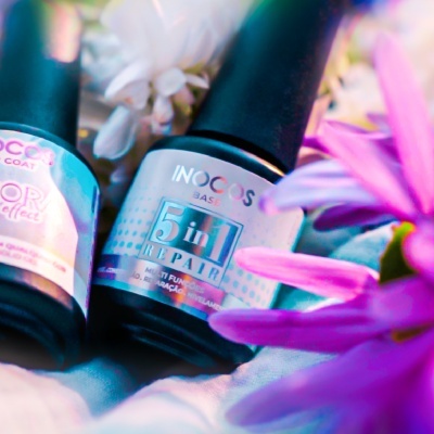 Frascos de verniz para unhas INOCOS com flores ao redor