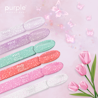 Amostras coloridas de verniz com brilho Purple Professional e fundo rosa com borboletas e tulipas