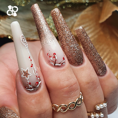 Unhas compridas decoradas com glitter dourado e motivos natalícios em creme e vermelho