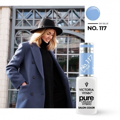 Frasco de verniz de unhas azul claro ao lado de mulher com sobretudo azul e chapéu preto