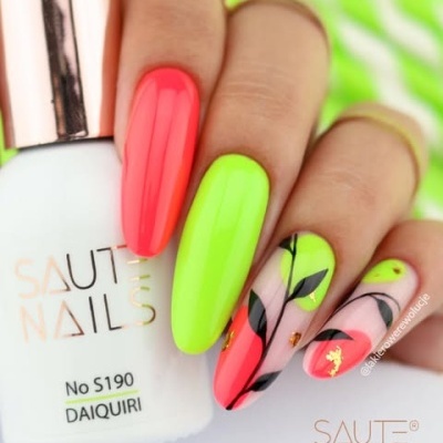 Unhas decoradas com verniz neon rosa, verde e desenhos de folhas pretas segurando frasco branco de verniz SAUTE NAILS