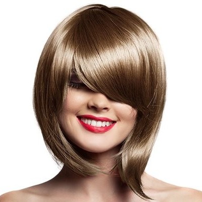 Peruca sintética castanho claro com corte curto na cabeça de mulher com batom vermelho