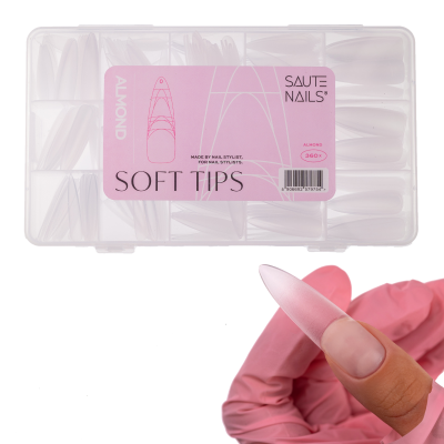 Embalagem de unhas falsas almendradas Soft Tips da SAUTE NAILS e mão com luva rosa a segurar unha falsa.