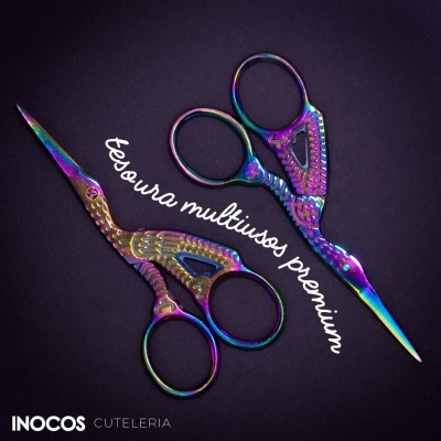 Duas tesouras multiusos premium com acabamento iridescente sobre fundo escuro