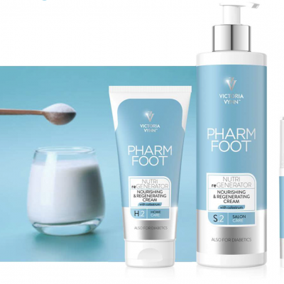 Três produtos PHARM FOOT da VICTORIA VYNN com um copo de vidro e cotonete sobre fundo azul claro