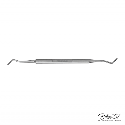 Instrumento odontológico metálico com pontas curvas em fundo branco