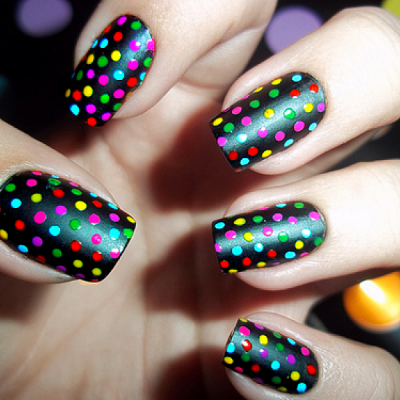 Unhas postiças pretas com bolinhas coloridas foscas.