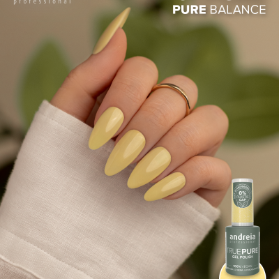 Unhas pintadas de amarelo claro com verniz gel Andreia TRUE PURE T54 em frasco