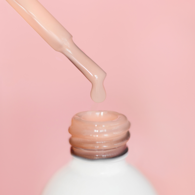 Esmalte bege cremoso em frasco branco com conta-gotas, fundo rosa, texto SAUTE NAILS