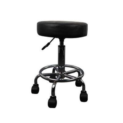 Banco giratório com assento preto estofado e base cromada com rodas