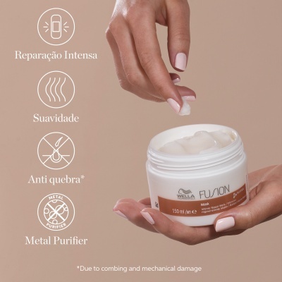 Mãos segurando pote branco de creme Wella Fusion Mask 150 ml com ícones e texto de benefícios