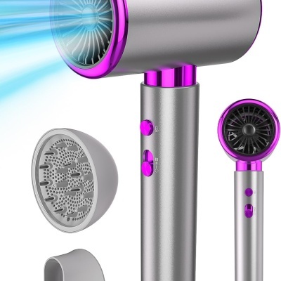 Secador de cabelo prateado com detalhes roxos e dois acessórios