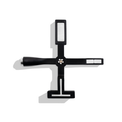 Instrumento em forma de cruz com punho preto e interruptores brancos