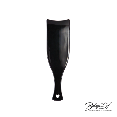 Pá para cabelo preta com abertura em forma de coração na pega