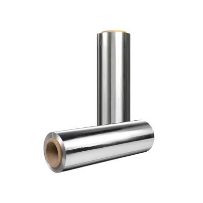 Dois rolos de papel de alumínio prateado em fundo branco