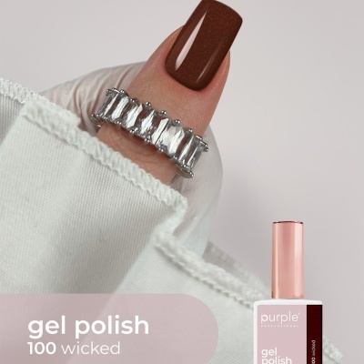 Unha com verniz gel castanho avermelhado brilhante e anel prateado com pedras