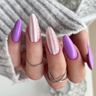 Unhas esmaltadas com cores lilás, rosa claro e branco, com padrão trançado