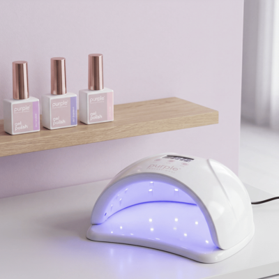 Frascos de verniz gel e secador UV na mesa
