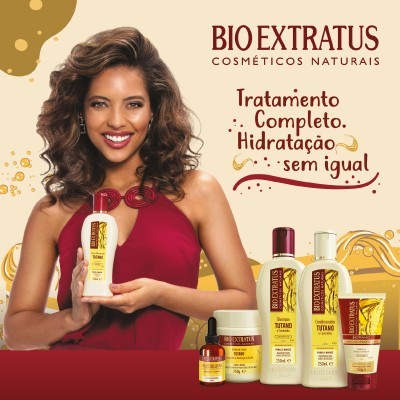 Mulher segurando produto Bio Extratus com vários cosméticos naturais para cabelo