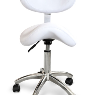 cadeira de escritório branca com base metálica cromada e rodas