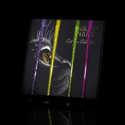 Capa preta com ilustração de olho de gato e listras brilhantes coloridas, texto SAUTE NAILS Cat Collection