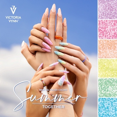 Mãos com unhas longas e verniz gel em diferentes cores pastel e texturas salpicadas sob céu azul