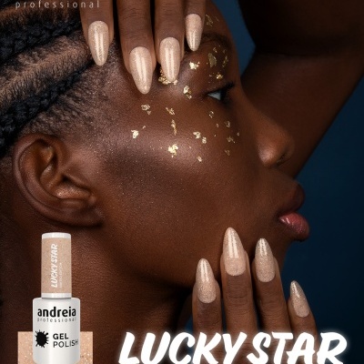 Modelo com unhas pintadas de verniz gel bege brilhante da edição limitada LUCKY STAR da andreia professional