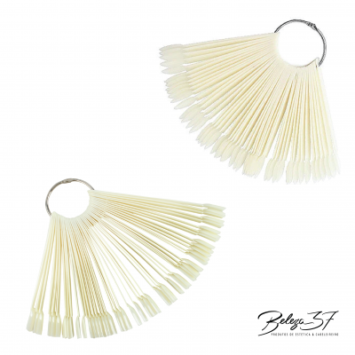 Dois leques de amostras de unhas postiças plásticas de cor natural em fundo branco