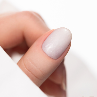 Unha pintada com verniz branco perolado com brilho