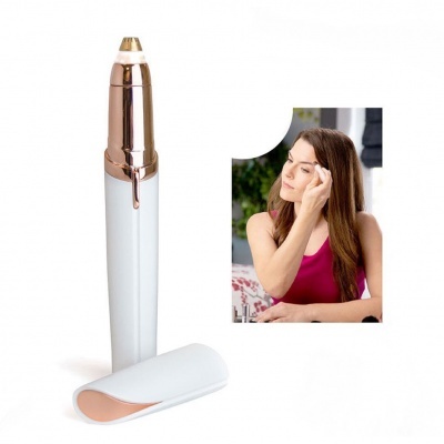 Dispositivo de beleza branco com detalhes dourados e mulher aplicando-o na sobrancelha