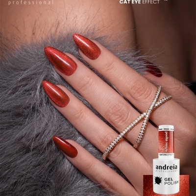Mão com unhas vermelhas metalizadas e brilhantes, verniz gel 'Cat Eye' Andreia Professional, sobre fundo cinza peludo