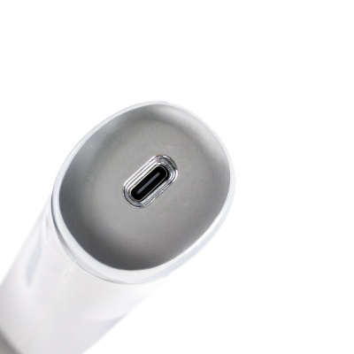 Extremidade branca com entrada USB-C prateada