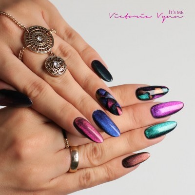 Unhas artificiais multicoloridas com acessórios dourados e texto Victoria Vynn IT'S ME