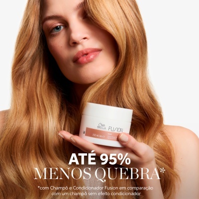 Mulher loira segura frasco branco do creme Wella Fusion com texto promoção produtos