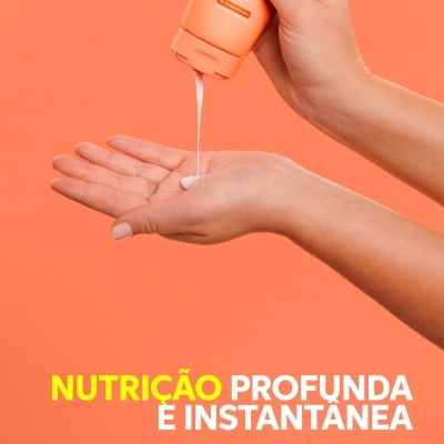 Tubo laranja a verter creme branco numa mão com fundo laranja e texto NUTRIÇÃO PROFUNDA É INSTANTÂNEA
