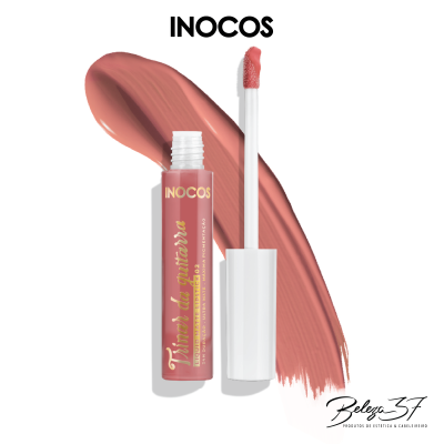 Batom líquido INOCOS rosa nude com aplicador branco e fundo com traço da cor do batom